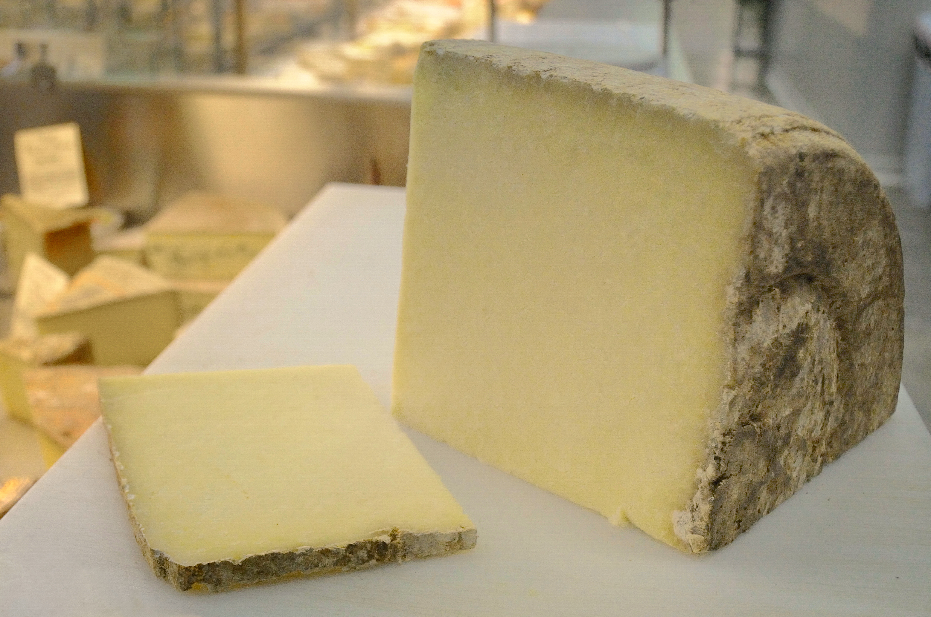 Laguiole : Fromage AOP Laguiole, photo fromage à pâte pressée aveyronnais